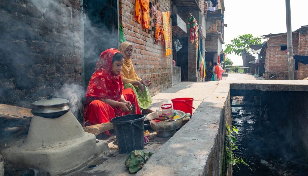 Bangladesh women cooking in the road