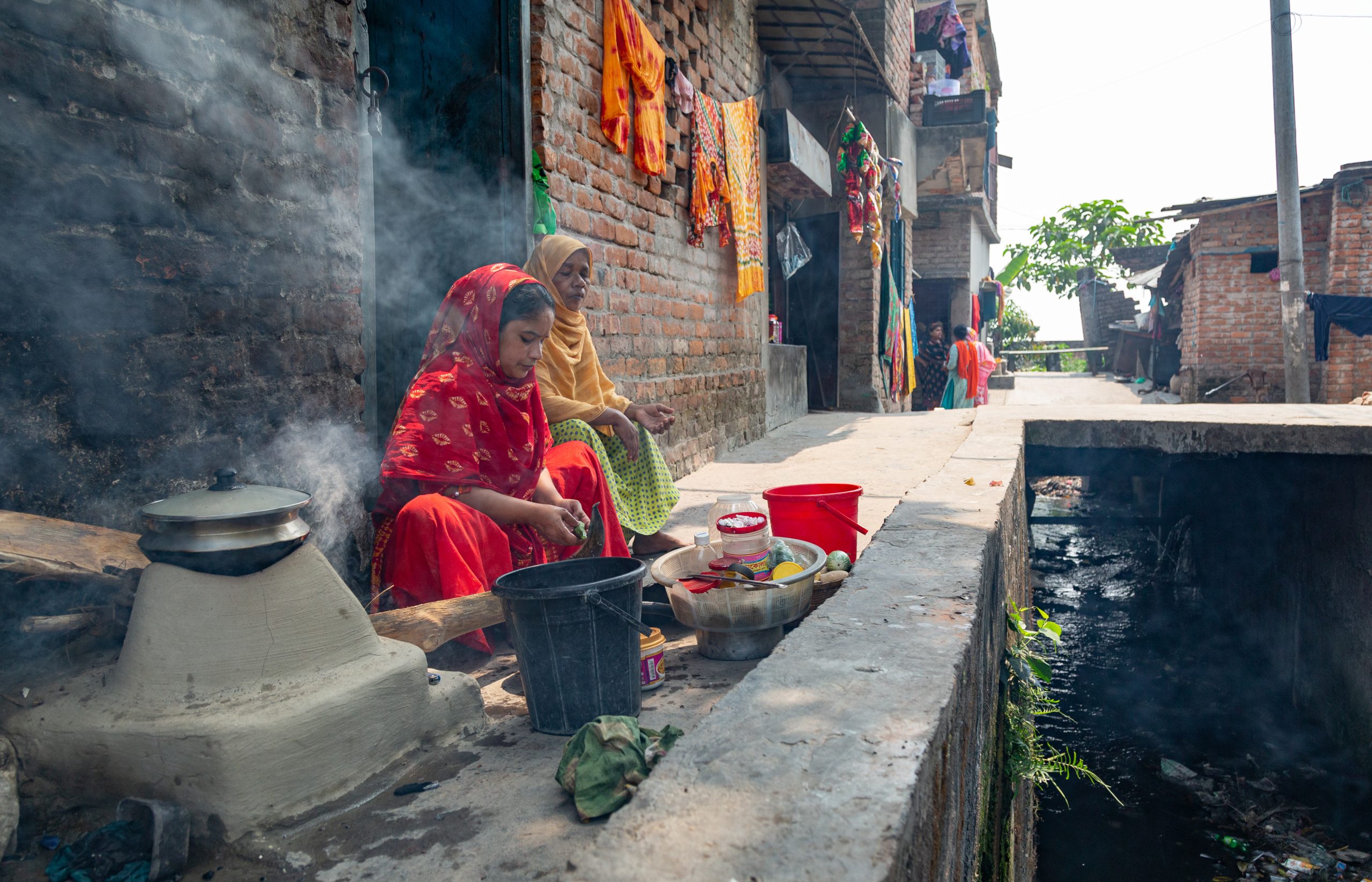 Bangladesh women cooking in the road